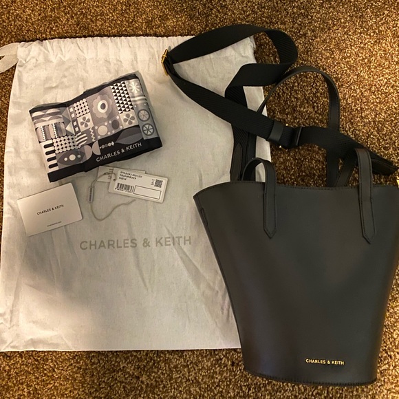 NEW Charles & Keith Black Bucket Tote Bag - Picture 2 of 4